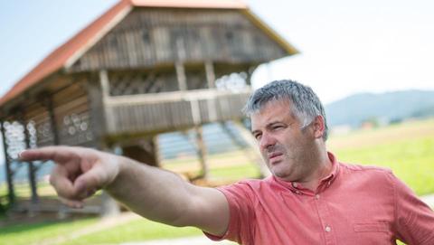 V ekonomskemu modelu, ki se mu čas izteka ali pa se mu je celo že iztekel, sta bila tudi kot uspešni kategoriji priznana zgolj nenehna rast in dobiček, zdaj pa si moramo priznati, da ne sodita več na prvo mesto. Nasprotno, to mesto zdaj zasedajo zdravo okolje, zadovoljstvo, sreča in polni medčloveški odnosi, kar smo na občini ocenili kot našo razvojno možnost. Izdelali smo razvojni model, ki temelji na območnih zmožnostih, vključuje domače prebivalstvo in zapira finančne kroge znotraj lokalnega okolja, hkrati pa povečuje lokalno odgovornost. Na primer, če domači kmet svoje sadje proda domači osnovni šoli, to stori z večjo pozornostjo in odgovornostjo kot nekdo, ki ga izvaža iz Južne Afrike.« Rupert Gole