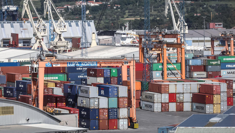 Svet delavcev Luke Koper zagotovil polno podporo upravi Dimitrija...