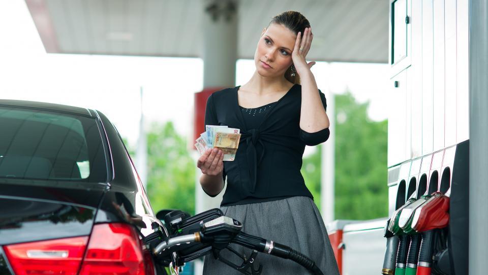 Bencin in dizel bosta od polnoči precej dražja
